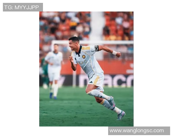 C罗挑战篮球场展现运动天赋足球明星跨界竞技引发热议