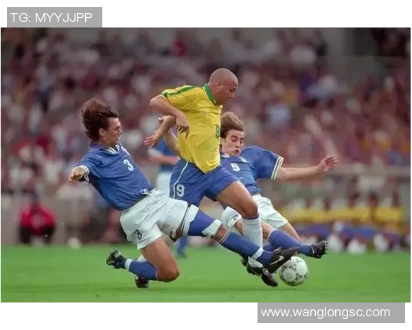 现役足球明星排行榜及其精彩瞬间图片展示